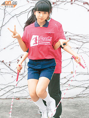 小學女生馮恩茵坦言參加推廣計劃後，愛上花式跳繩。