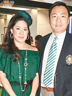 馮詠儀（左）着上綠色露肩裙，與丈夫林詩棋條領呔襯到絕。（徐家浩攝）