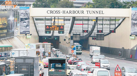 紅隧由於費用便宜及位置較佳，車流量為三條海底隧道之冠。