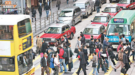不少公共交通工具陸續申請加價，市民生活百上加斤。