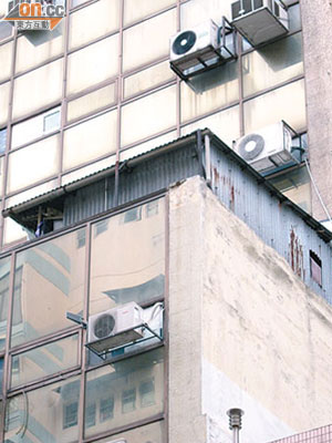 街坊指鐵皮屋已依附在大廈平台多時，不滿屋宇署仍未取締。