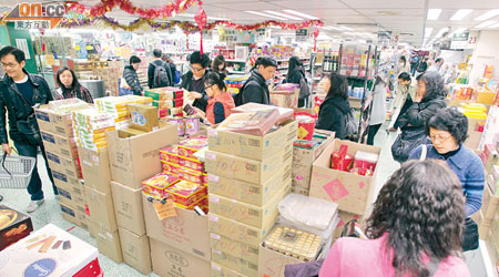 教協超市近期變得擁擠，不少顧客搶購賀年禮品。（陸智豪攝）