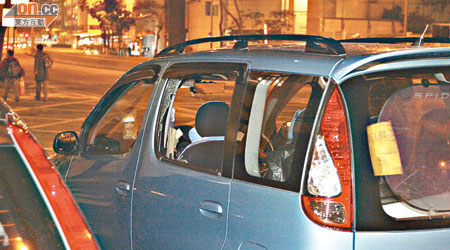 遇竊私家車的車窗玻璃被扑爛。（左蘭慶攝）