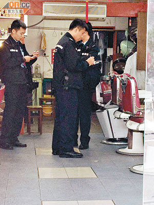 警員在遇竊髮廊內調查。（趙瑞麟攝）