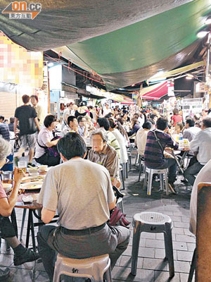 南京街有食肆將枱櫈放置行人路上違規經營，被指對鄰近居民及途人造成滋擾。