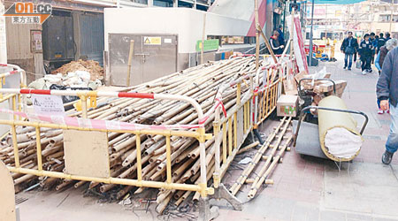 大量竹枝堆放在行人通道，被指造成阻塞。