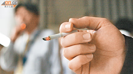 專家指男士戒除食煙及酗酒等不良習慣，可減低患癌的風險。（資料圖片）