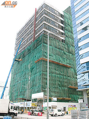 石門滙豐大廈仍在施工。