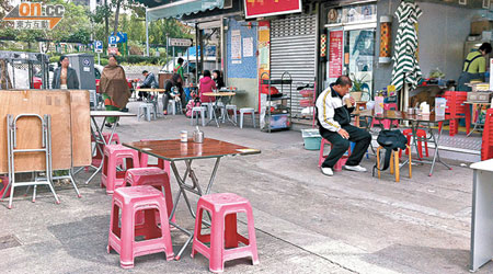懷惠道大部分行人通道範圍被佔用，淪為「露天食堂」。