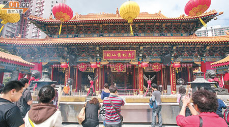 東方報業集團記者到黃大仙祠，誠心為蛇年本港運勢求籤。