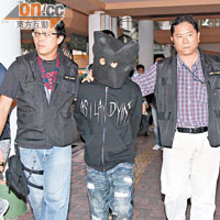 涉案被捕男子被押返天華邨搜查。（文健雄攝）