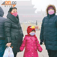 北京市民及遊客外出時均戴上口罩。