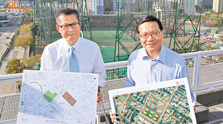 張炳良（右）與陳茂波（左）昨日一同視察兩幅將改作公營房屋的土地。（陳德賢攝）