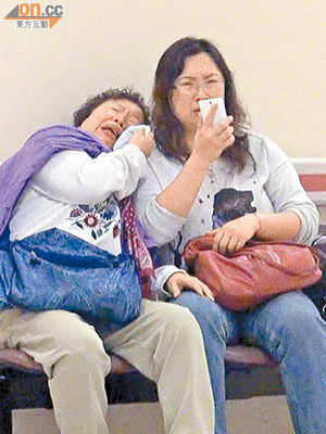 死者的妻子（左）與女兒在醫院悲慟痛哭。（許錦雄攝）
