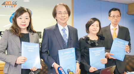 知識產權署昨發表《香港專利制度檢討報告》，建議設立「原授專利」制度，方便產品發明者在港取得專利保護，左二為張錦輝。（李惠攝）