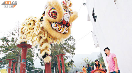 龍獅運動是傳統中國文化，惟本港缺乏正規場地練習，近年參賽隊伍銳減。