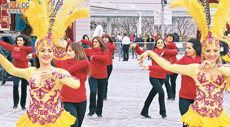 西班牙舞蹈團身穿色彩奪目的服飾，頭戴長長的羽毛翩翩起舞，扭動蛇腰，姿態動人。（伍鎮業攝）