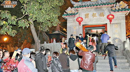 大批市民及旅客到媽閣廟排隊上頭炷香。