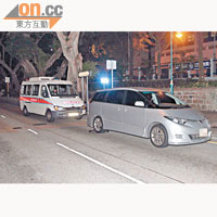 兩名傷者將私家車泊在尖沙咀警署門外。