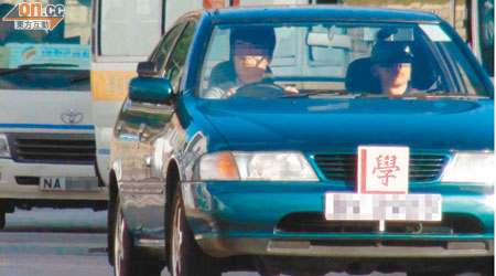 葉姓教車師傅（右），經常在掛有「學」字牌的私家車上教授學生駕駛。