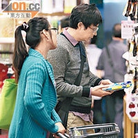 馬清揚（右）喺超市極速掃貨。（陳嘉順攝）