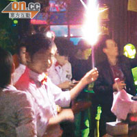 深圳<BR>羅湖一間酒吧，侍應會燃點及舞動「煙花香檳」。