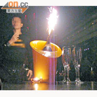 香港<BR>顧客在蘭桂坊一間酒吧柯打「煙花香檳」，侍應燃點後，煙花噴出火光。