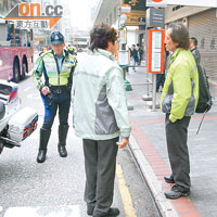 肇事九巴車長（右）協助警方調查。（戴展邦攝）