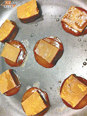 有網民將金箔紫糖棗蓉糕遇熱即溶的相片上載至facebook。