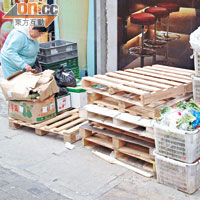 一籮籮「菜頭菜尾」等垃圾被放置於店外行人路，等候收集。
