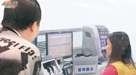 售票處職員稱現時至下月初從其他地點返回深圳的高鐵車票已售罄。（張琦攝）