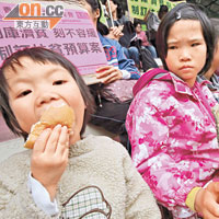 小孩也加入社區組織協會的遊行行列，望預算案「開庫濟貧」。