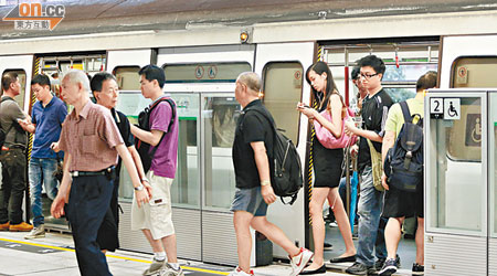 港鐵發生車門夾傷乘客事件，令人懷疑意外與加密班次縮短停車時間有關。