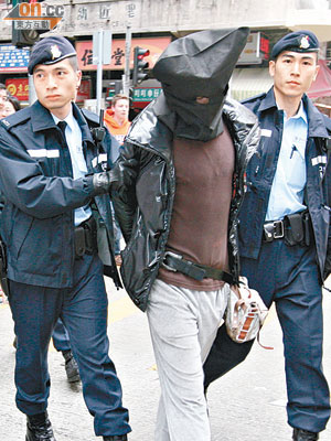 懷刀槍男子被警方拘捕帶署扣查。（許錦雄攝）