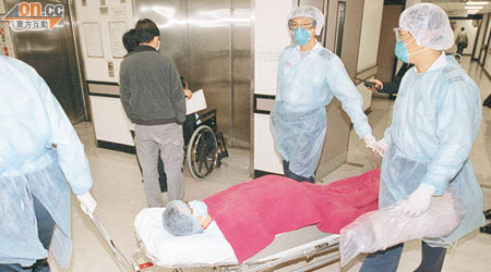 新沙士病毒震驚全球。圖為數年前穿上全副防禦裝備的香港醫護人員進行沙士病毒演習。