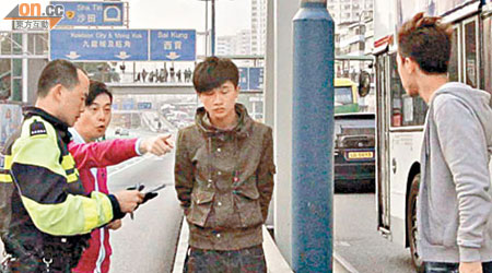本田司機（左二）及乘客向警員講述事發經過。
