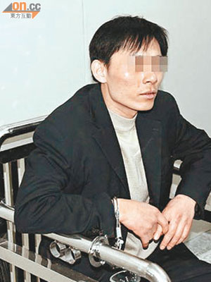 疑兇楊飛被捕後接受警方問話。（本報深圳傳真）