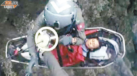 女傷者被吊上直升機。（香港政府飛行服務隊提供）