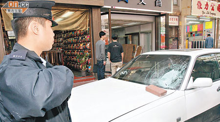 香港<BR>私家車被飛墮而下的紅磚砸毀擋風玻璃。（吳欽旺攝）