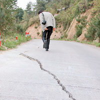 河源市附近一條道路在地震後出現幾條裂縫。（中新社圖片）