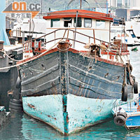 涉案漁船及快艇被水警扣查。（陳桂建攝）