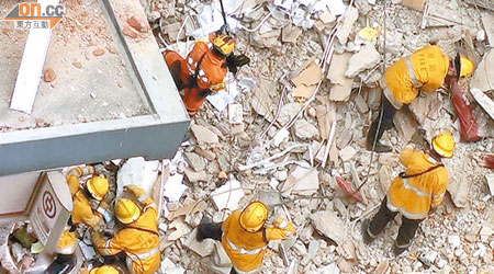 塌樓慘劇發生後，消防處出動特種搜救隊進行搜救。