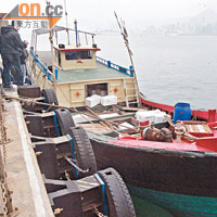 涉案漁船被帶返水警基地扣查。（陳展鴻攝）
