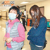 傷者妻子（左）接報趕抵醫院探望。