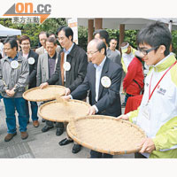 港燈董事總經理尹志田（右二）與攤位助手一同玩樂。