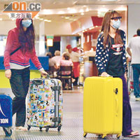 脫險少女歐靜雯（左）及陳慧虹攜同行李由布宜諾斯艾利斯啟程回港。（陳思謙攝）