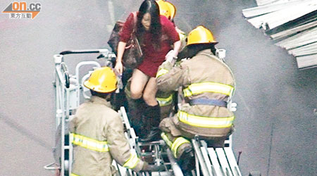 消防員當日利用雲梯把住客從天台救往地面。（資料圖片）