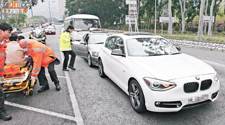 警員在三車相撞現場調查。（何仲軒攝）