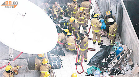 王鎮強供稱他們共十二名消防員救走天台生還者後一直在天台等指示。