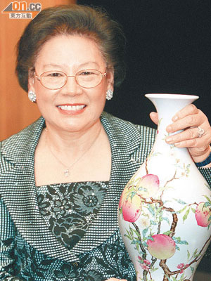 清雍正粉彩蝠桃《福壽》紋橄欖瓶以四千一百五十萬元成交，張永珍將佢送咗畀上海博物館。（資料圖片）